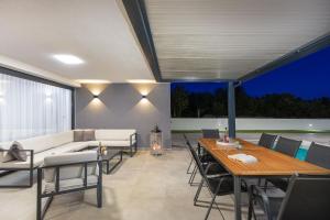 Villa Ana Škicini for 10 people with heated pool, kids activities and sea view near Novigrad