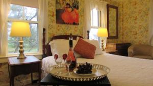 Deluxe Queen Room - 8 room in Center Lovell Inn