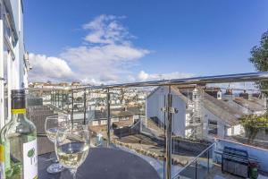 Anzac Lookout Central Brixham Retreat with Stunning Views