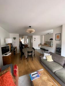 Spacious and Elegant 3 Bedrooms Apartment near Metro and Bois de Vincennes