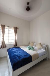 Galleria Home by Red Olive 3BHK Nr Airport