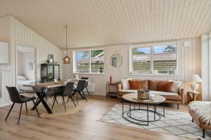 Cosy Summerhouse Near The Waterfront