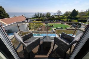 Holm House - Stylish Coastal Suites - Silures Bar & Restaurant On-site