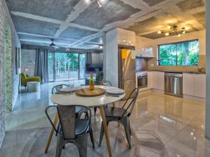 Stunner 2 min walk to beach