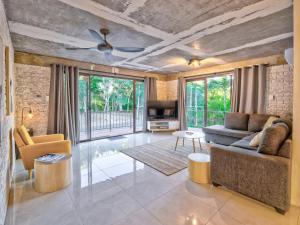 Stunner 2 min walk to beach by Custom Bnb Hosting