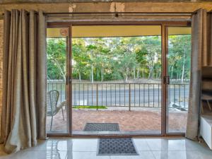 Stunner 2 min walk to beach by Custom Bnb Hosting