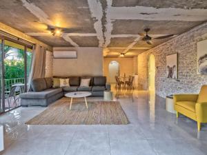 Stunner 2 min walk to beach by Custom Bnb Hosting