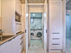 Stunner 2 min walk to beach by Custom Bnb Hosting