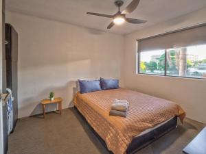 Stunner 2 min walk to beach by Custom Bnb Hosting