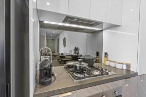 The Seawood - NEW Beachfront 71F Skyhome 3BR Ocean Coastal View with Parking, Pool and GYM