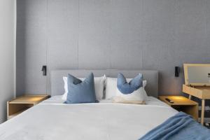 The Seawood - NEW Beachfront 71F Skyhome 3BR Ocean Coastal View with Parking, Pool and GYM