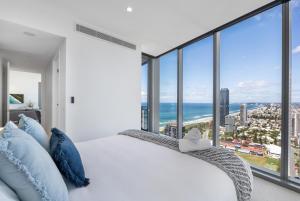 The Sub-Penthouse - Ocean View 34Floor 3BR in Broadbeach with Parking and Pool