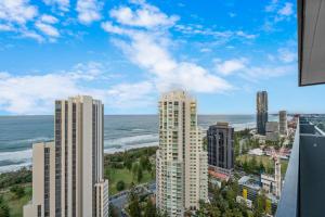 The Panorama - 180 degrees of Ocean View 27Floor 3BR in Broadbeach with Parking and Pool