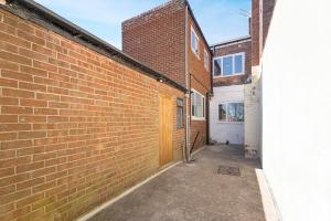 New 4BR in Station Road