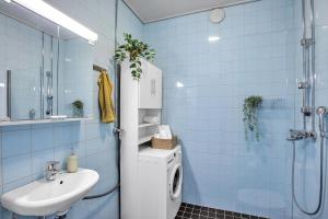 Red Bauhaus Kamppi Square 35m tram bus Wi-Fi