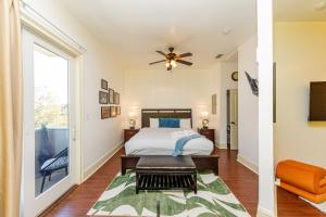 30A Luxury Suite with King Bed, Parking, Pool & Balcony