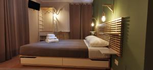 Zimmer mit Queensize-Bett und Balkon