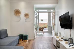 Central T2 with AC and Patio Near Av da Liberdade