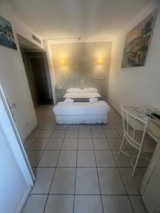 Hotels Hotel Restaurant le Bellevue : Chambre Double - Vue sur Mer