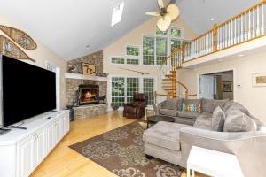 100 private beach frontage on LK MI Hot tub