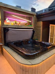 Stylish City Centre Hideaway & Private Hot Tub