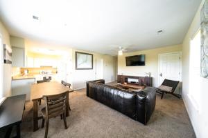 Watermens Cabana 2C - 3-Bed, 2-Bath Apartment - Walk To BEACH Access & PET Friendly!