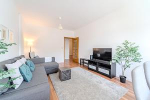 Mira Bracara by House and People