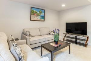 12 Mi to Hospitals: Modern Apartment in Aurora!