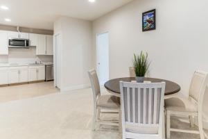 12 Mi to Hospitals: Modern Apartment in Aurora!