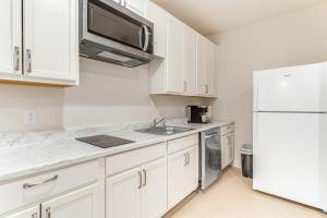 12 Mi to Hospitals: Modern Apartment in Aurora!