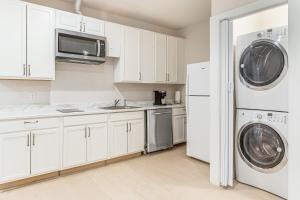 12 Mi to Hospitals: Modern Apartment in Aurora!