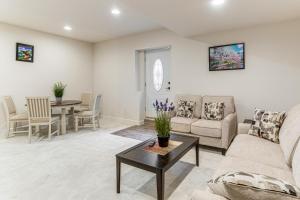 12 Mi to Hospitals: Modern Apartment in Aurora!