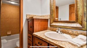 Perfect Summer Getaway! DV Lakeside Villa Spectacular Mtn Views with Pool and Hot Tub