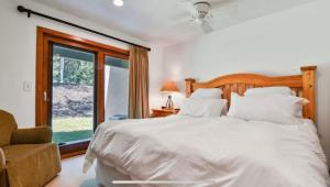 Perfect Summer Getaway! DV Lakeside Villa Spectacular Mtn Views with Pool and Hot Tub