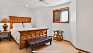 Perfect Summer Getaway! DV Lakeside Villa Spectacular Mtn Views with Pool and Hot Tub