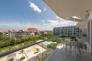 Beachfront Modern One-Bedroom Apartment with Pool, Parking