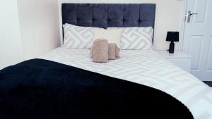 Modern, comfy 2 bedroom House in Hatfield, town centre, free parking, large garden