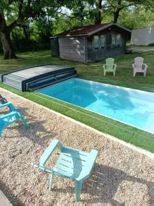 Gite 12 personnes avec étang et piscine