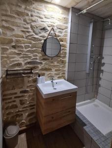 Gite 12 personnes avec étang et piscine