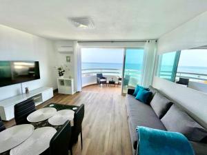 Top Ocean View Apartment - amazing sunset - modern style - pool & 200m to beach