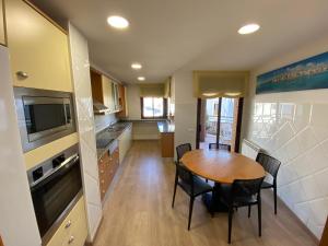 Piso muy amplio, completamente equipado, con terraza y parking, en una ubicación especialmente práctica para vivir todo el curso