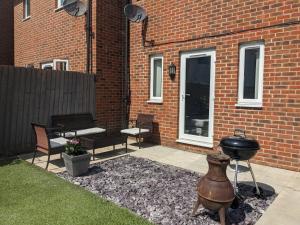 Entire 3 bed home Sleeps 6, WiFi, 2 Parking Spaces