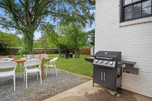Backyard, Game Room, 15 min to Downtown & UNC