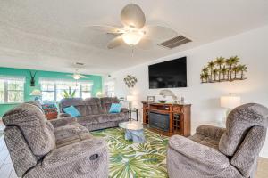 Boat Dock and Kayaks Canalfront Home in Homosassa
