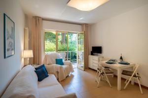 GuestHost - Modern Escape with Pool & Sunny Terrace