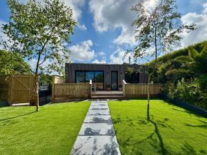 Uno Moor Side - 4 Bed, 2 Bath, Garden, sleeps 8 - Parking