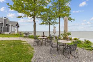 Lakefront Beach House - Sauna & Steam Pod Retreat