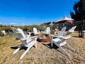 Stilted 2BR canal home, full kitchen, yard, pets!