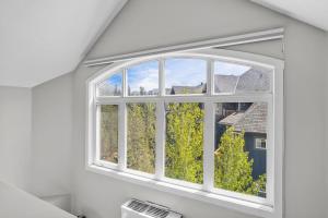 Charming Mountain Loft Pet Friendly Mountain Views!