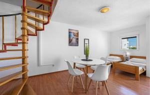 1 Bedroom Cozy Apartment In Betina 